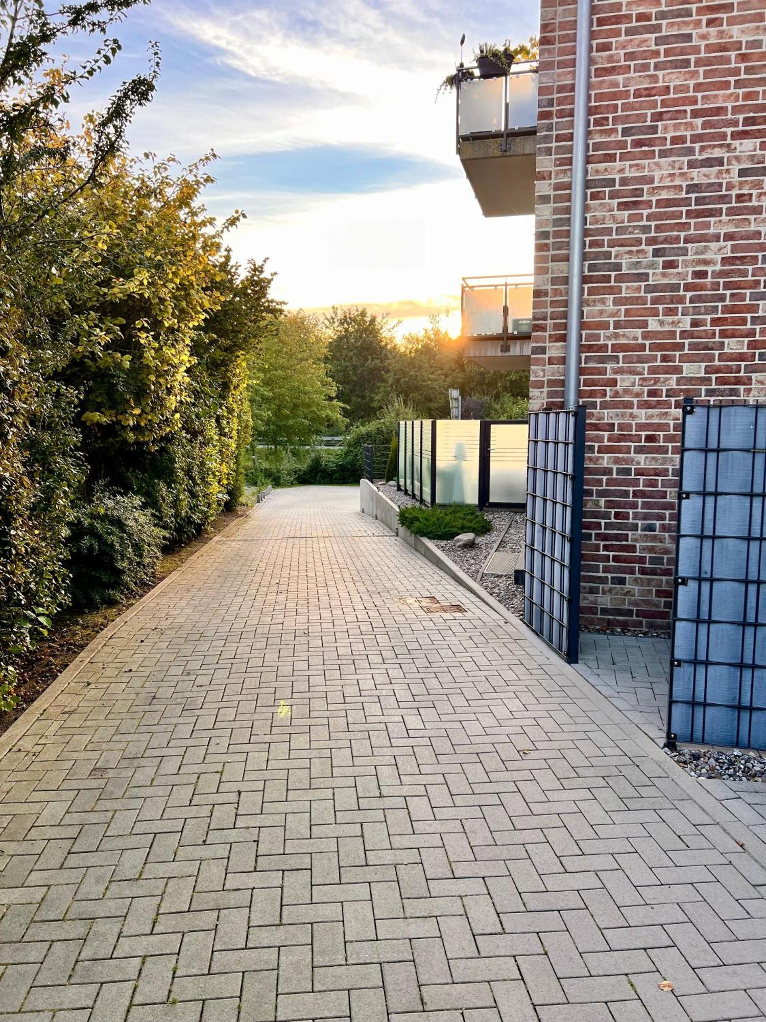 Kleine Auszeit -- Inklusive Parkplatz & Wifi, Geschirrspueler, Waschmaschine & Terrasse Mit Strandkorb -- Perfekt Fuer Urlaub & Business Scharbeutz Exterior foto